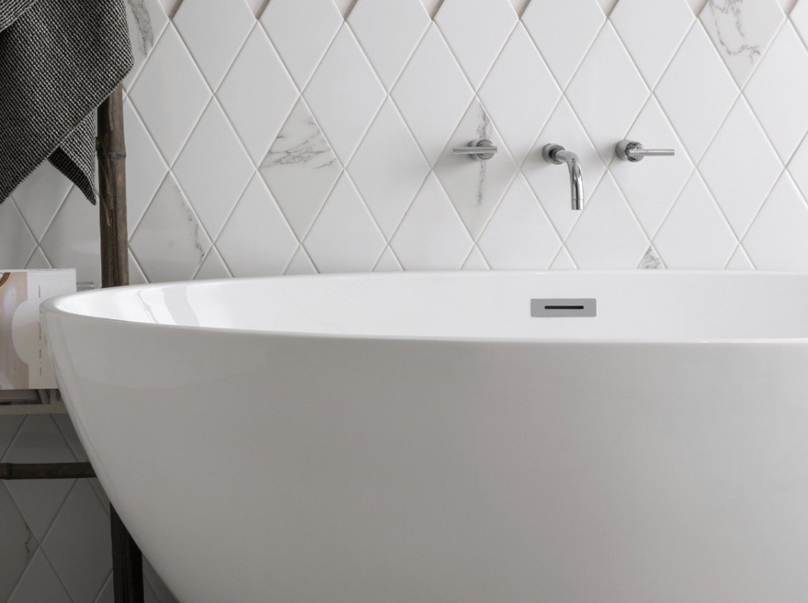 White diamond-pattern tiled bath surround